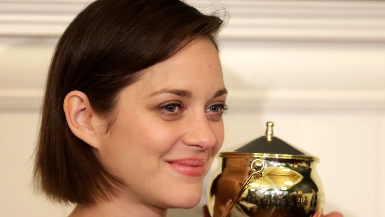 Die Puddingfrau des Jahres Marion Cotillard mit ihrem Topfpreis.