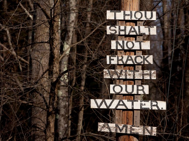 Mit biblischem Pathos protestieren Gegner der Fracking-Methode gegen die Förderung von Schiefergas.