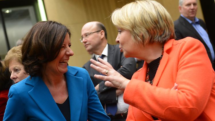 Die frisch gewählte Ministerpräsidentin von Rheinland-Pfalz, Malu Dreyer, scherzt mit NRW-Kollegin Hannelore Kraft.