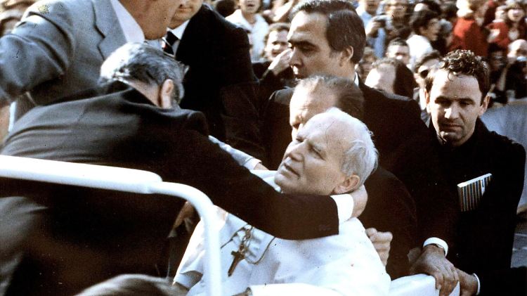 Petersplatz, 13. Mai 1981: Von mehreren Schüssen getroffen sinkt Papst Johannes Paul II. zu Boden.