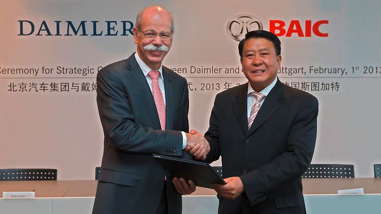 Händeschütteln in Stuttgart: BAIC-Chef Heyi Xu freut sich mit Dieter Zetsche über den frisch unterschriebenen Vertrag.