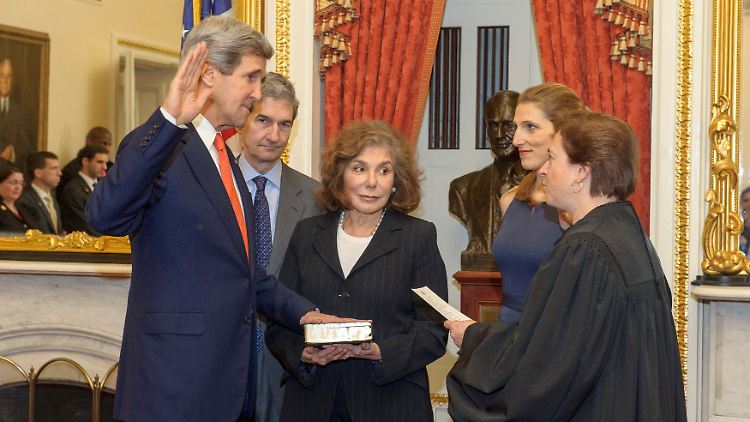 Kerry beim Ablegen des Amtseids.