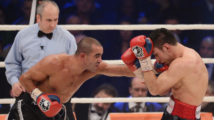 Sam Soliman (l.) gewinnt den Kampf gegen Felix Sturm.