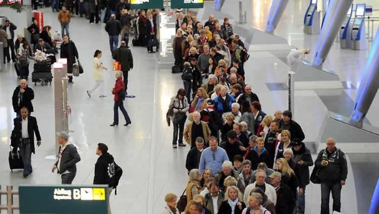 Ende Januar gab es am Düsseldorfer Flughafen lange Schlangen.