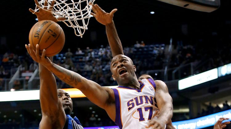 Kampf um die Lufthoheit: Phoenix Suns' P.J. Tucker und Elton Brand von den Mavericks.