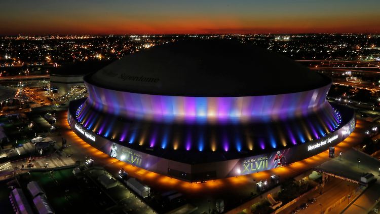 Die Sportarena mit dem Kuppeldach, der Superdome, wurde für mehr als 200 Millionen Dollar repariert. Hurricane "Kathrina" hatte New Orleans überflutet.