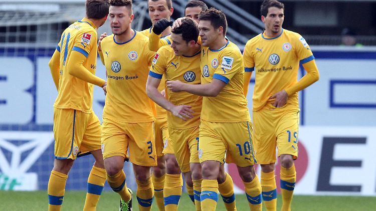 Braunschweigs Mannchaft freut sich über das 1:0 von Oliver Petersch (3.v.r).