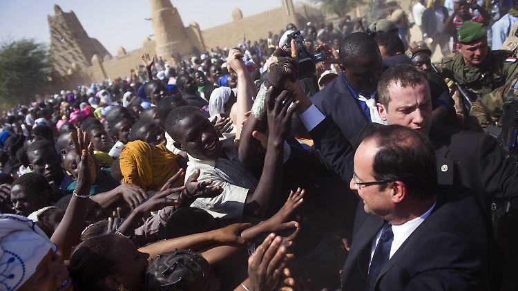 Hollande wird als der Befreier Timbuktus gefeiert.