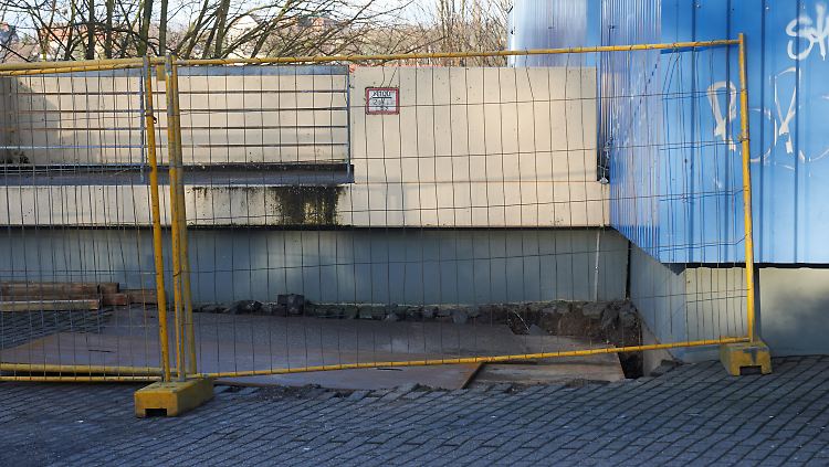 Das Erdloch an der Turnhalle wurde notdürftig abgedeckt.