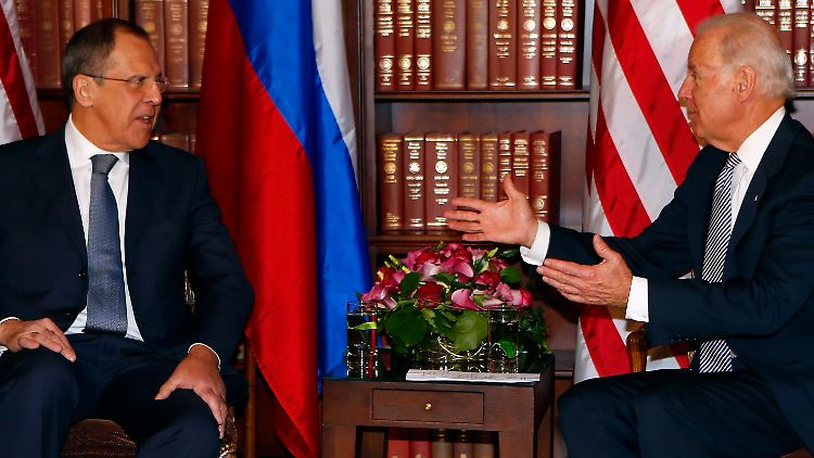 Lawrow und Biden bei den bilateralen Gesprächen in München.