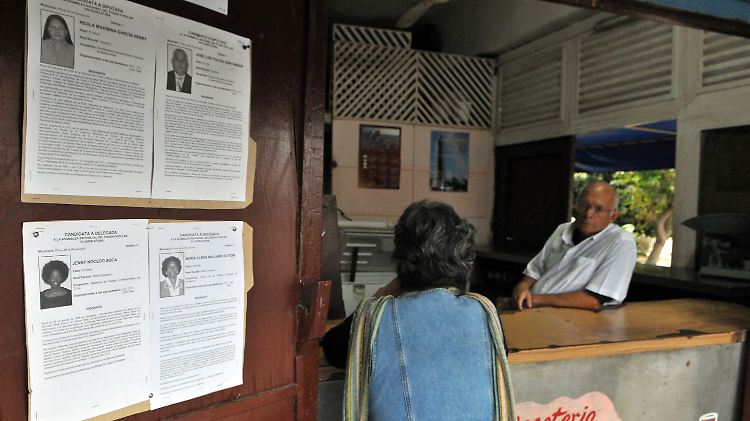 Bilder von Kandidaten an einer Caféteria in Havanna.