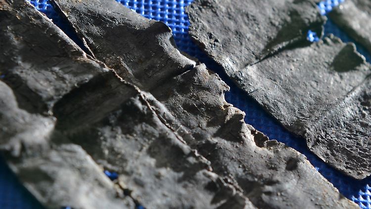 Blei galt als magisch heilendes Metall. Mit geheimen Beschwörungen und Bibelzitaten versehen, sollten die Täfelchen im Mittelalter vor Dämonen schützen.