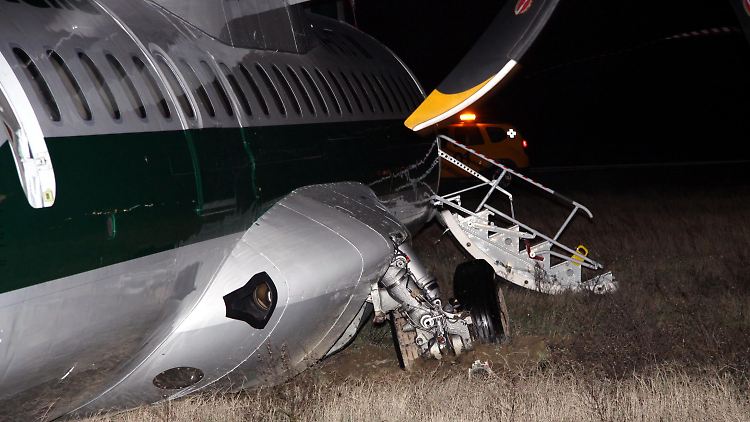 Die ATR 72 im Gras neben der Landebahn.
