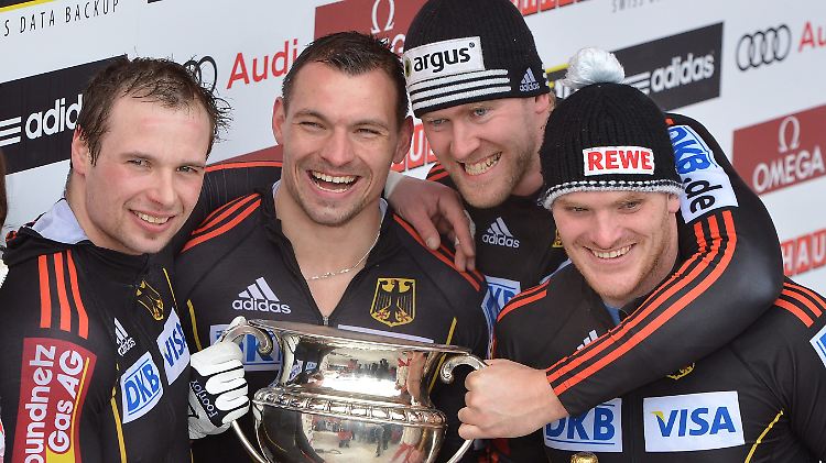Pilot Maximilian Arndt (v.r.), Marko Huebenbecker, Martin Putze und Alexander Roediger jubeln über den Titel.