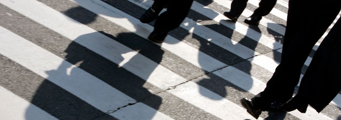 Die Schattenmänner in Europas Banken müssen künftig länger auf einen Großteil ihrer Boni warten.