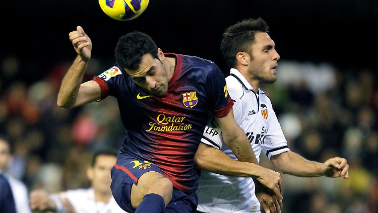 Sergio Busquets (l.) beim Ballett mit Victor Ruiz.