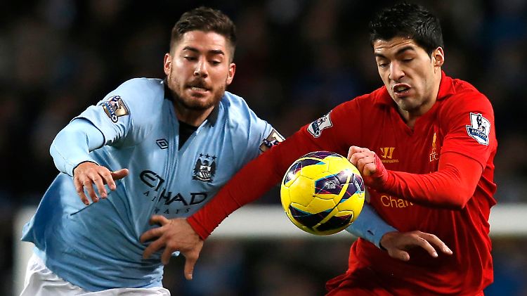 Duell auf Augenhöhe: Javi Garcia (l.) gegen Liverpools Luis Suarez.