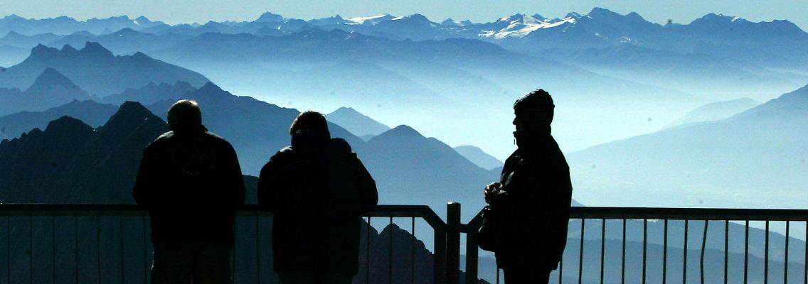Herrliche Aussicht: Touristen betrachten das Alpenpanorama vom Gipfel der Zugspitze bei Garmisch-Partenkirchen aus.