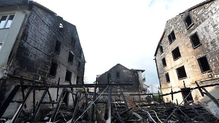 Beim Brand in Delmenhorst hatten die Flammen von zwei Müllcontainern auf die Fassade übergegriffen.