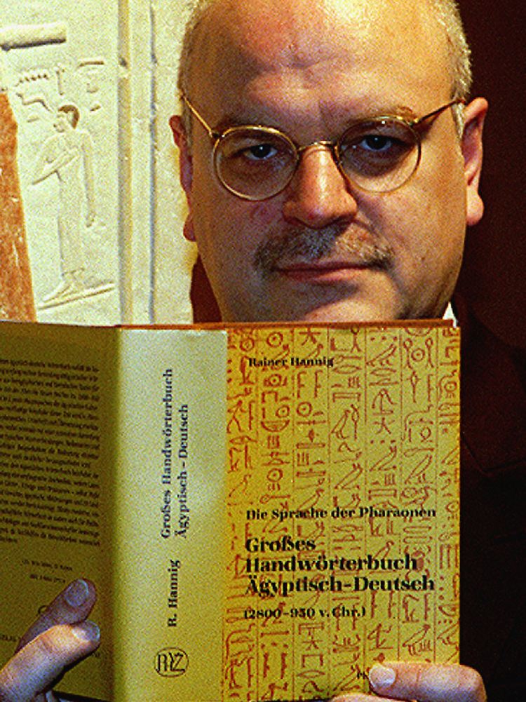 Prof. Dr. Rainer Hannig hier mit einem von fünf Bänden des von ihm verfassten Wörterbuchs.