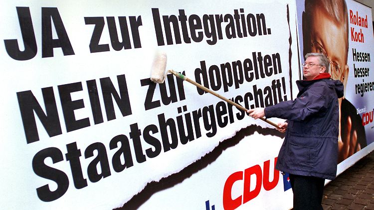 25. Januar 1999, Roland Koch klebt ein Plakat.