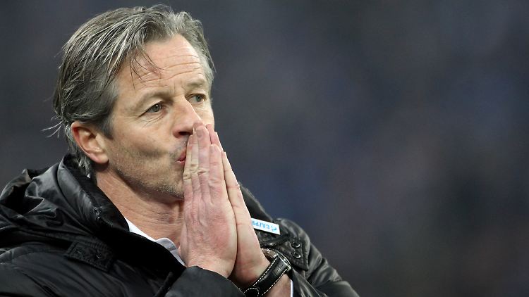 Die Gestik von Schalke-Coach Jens Keller dürfte die Fans der Königsblauen nicht optimistisch stimmen.
