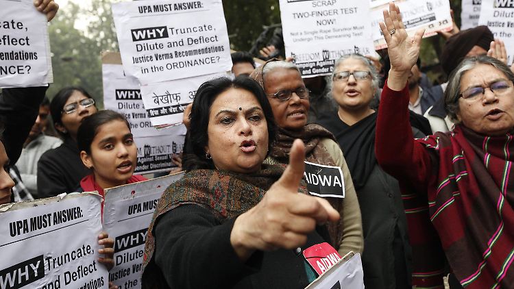 Seit der Vergewaltigung an einer Frau im Dezember demonstrieren in Indien Menschen für die Frauenrechte.