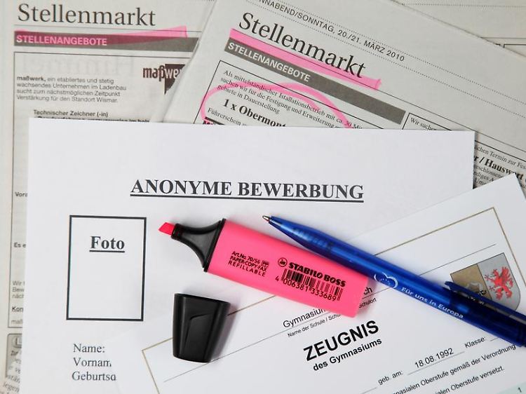 Standardmäßig sind anonymisierte Bewerbungen bisher nicht. Aber der Trend geht dahin, vor allem Informationen zur Qualifikation und weniger zur Herkunft und Privatem einzureichen.