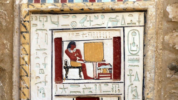 Hieroglyphen an der Tür eines jüngst freigelegten Grabes aus der Pharaonenzeit.