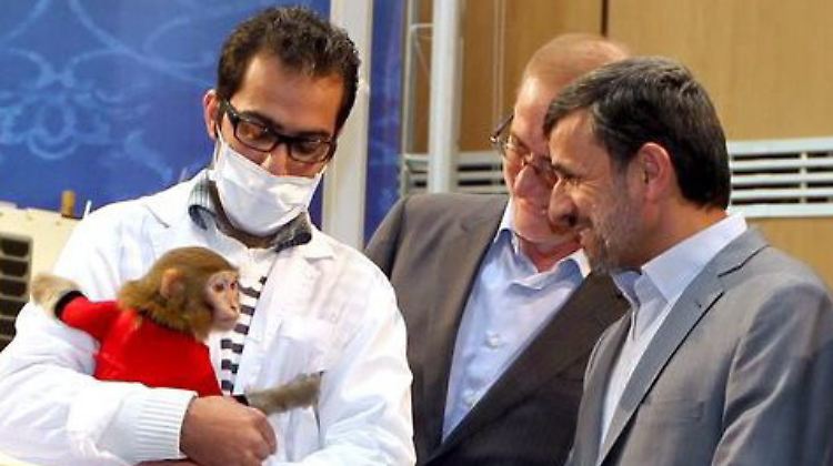 Irans Präsident Ahmadinedschad (2.v.R.) trifft auf sein Vorbild.