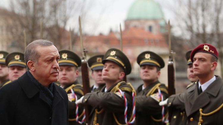 Erdogan inspiziert während seines Besuchs in Tschechien die Ehrengarde des Landes.