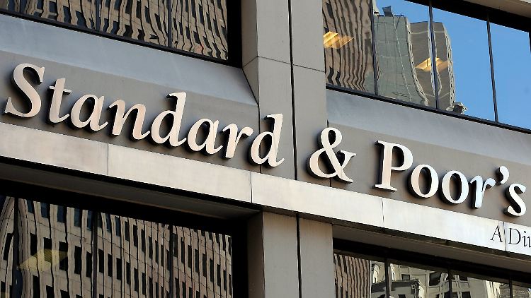 S&P sorgte nicht nur mit Topratings für Schrottpapiere, sondern auch mit einer historischen Herabstufung der US-Kreditwürdigkeit für Aufsehen.