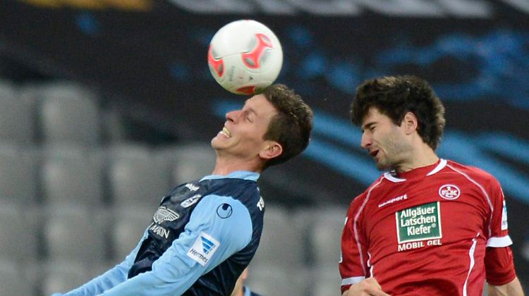 Muenchens Rob Friend (l.) und Kaiserslauterns Markus Karl kaempfen um den Ball.