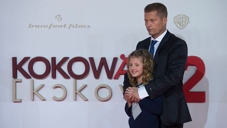 Til Schweiger posiert mit seiner Tochter Emma bei der Premiere von "Kokkowääh 2".