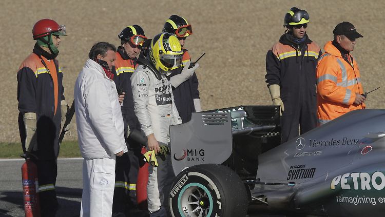 Schnell? Schnell kaputt: Nico Rosberg betrachtet seinen lädierten Silberpfeil.