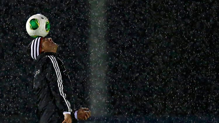 Joachim Löw im Pariser Schneeregen.