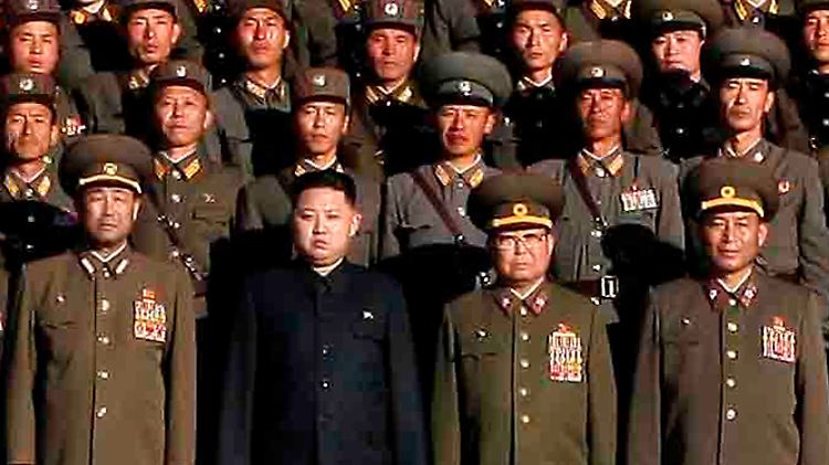 Die Führungsriege Nordkoreas. Das Archiv-Foto zeigt unter anderem den neuen Staatschef Kim Jong Un (2.v.l.). 
