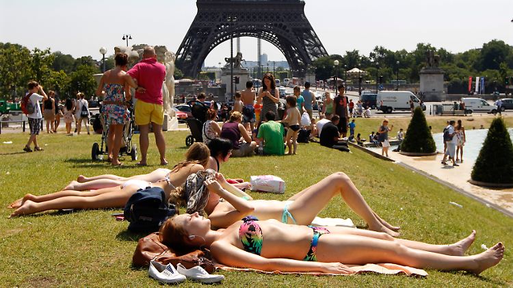 Hosen-Verbot in Paris: Diese Damen halten sich daran.
