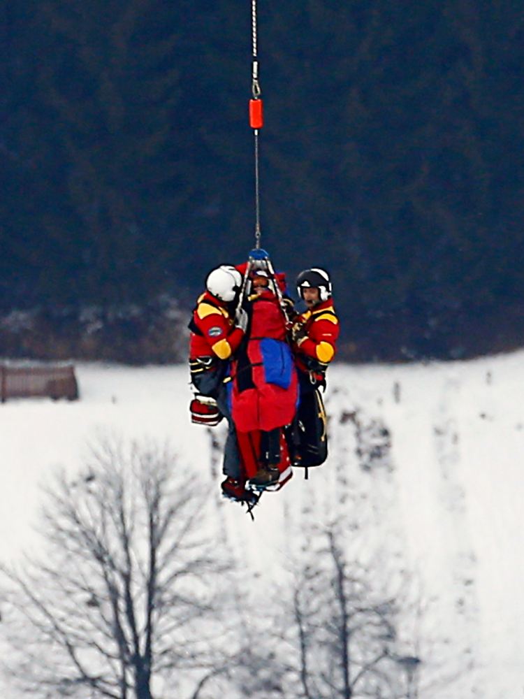 Mitfavoritin Lindsey Vonn musste nach einem schweren Sturz per Helikopter in eine Klinik gebracht werden.