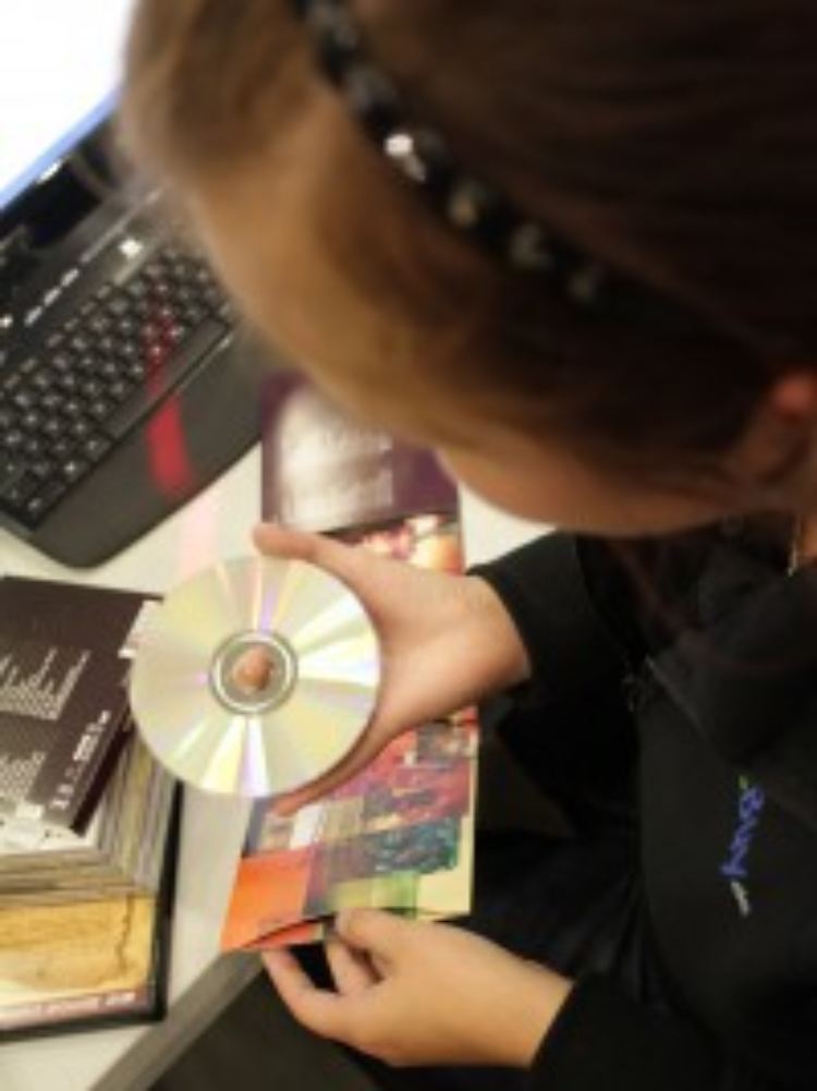 Warenprüfung bei Rebuy: CDs und Bücher sollten in gutem Zustand sein. Hat der Verkäufer bei der Beschreibung geschummelt, muss er den Artikel zurücknehmen.
