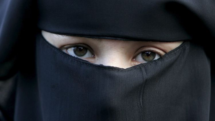 Können diese Augen lügen? Der Bayerische Justizminister meint, ja - und will deshalb, dass vor Gericht das komplette Gesicht von Zeugen zu sehen ist.