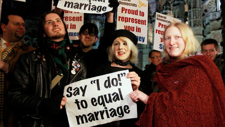 Demonstranten pochen auf ein Recht für Schwule und Lesben zu heiraten.