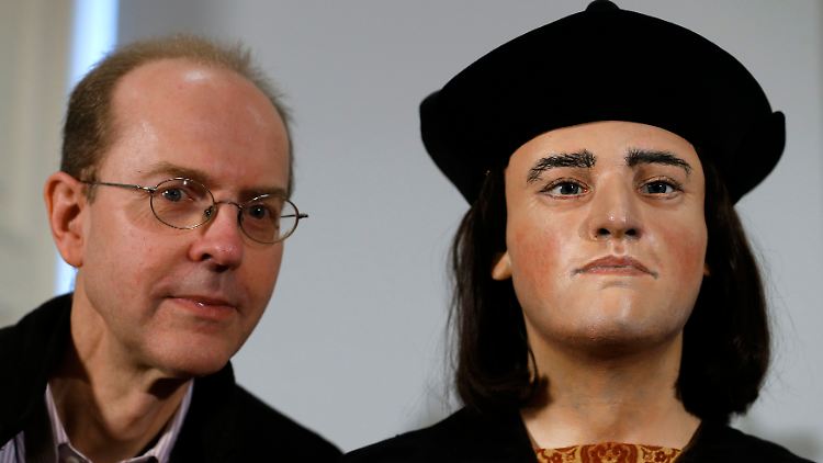 Michael Ibsen, ein Neffe von Richard III, in der 17. Generation, neben dessen rekonstruierter Büste.