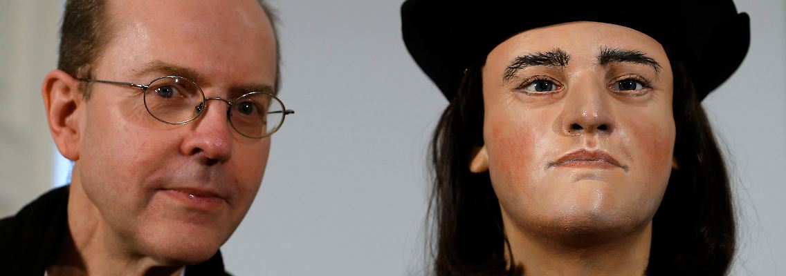 Michael Ibsen, ein Neffe von Richard III, in der 17. Generation, neben dessen rekonstruierter Büste.