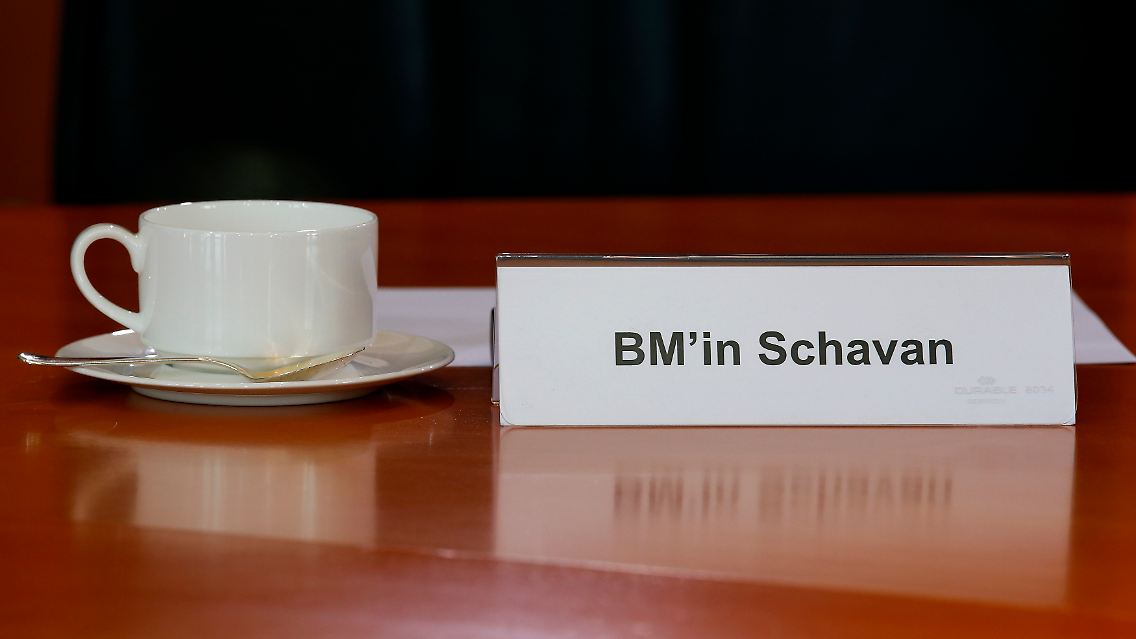 2013-02-06T094231Z_01_FAB05_RTRMDNP_3_GERMANY-MINISTER-PLAGIARISM.JPG7371003028188604991.jpg