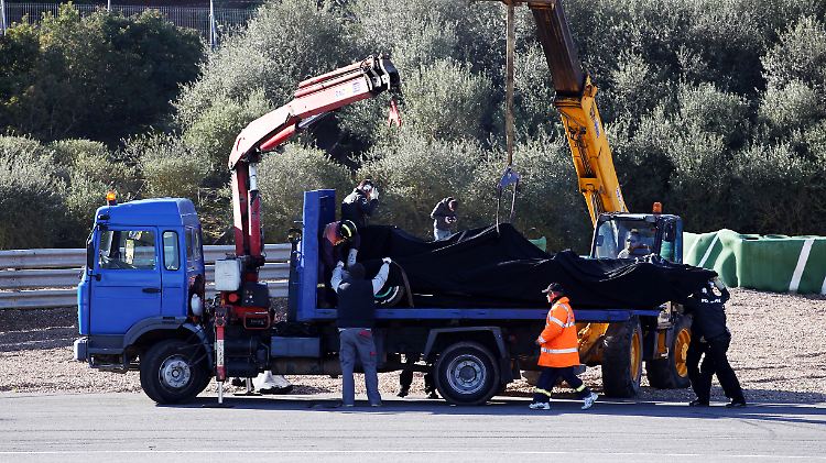 Der neue Silberpfeil auf dem Abschleppwagen - kein untypisches Bild in Jerez.