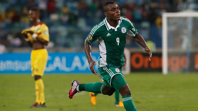 NIgerias Emmanuel Emenike feiert sein Tor zum 3:0 kurz vor der Halbzeitpause.