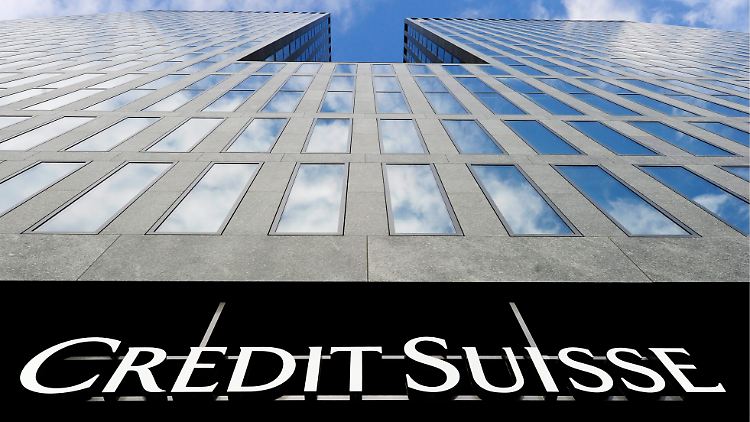 Der Gewinn der Schweizer Großbank Credit Suisse ist im vergangenen Jahr deutlich geschrumpft.