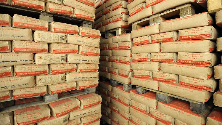 HeidelbergCement profitiert vom Bauboom in Asien. Gleichzeitig will der Konzern mehr sparen.