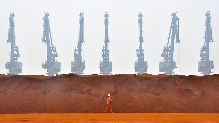 Rostrotes Eisenerz aus dem Boden Australiens im Schüttgut-Terminal von Tianjin.